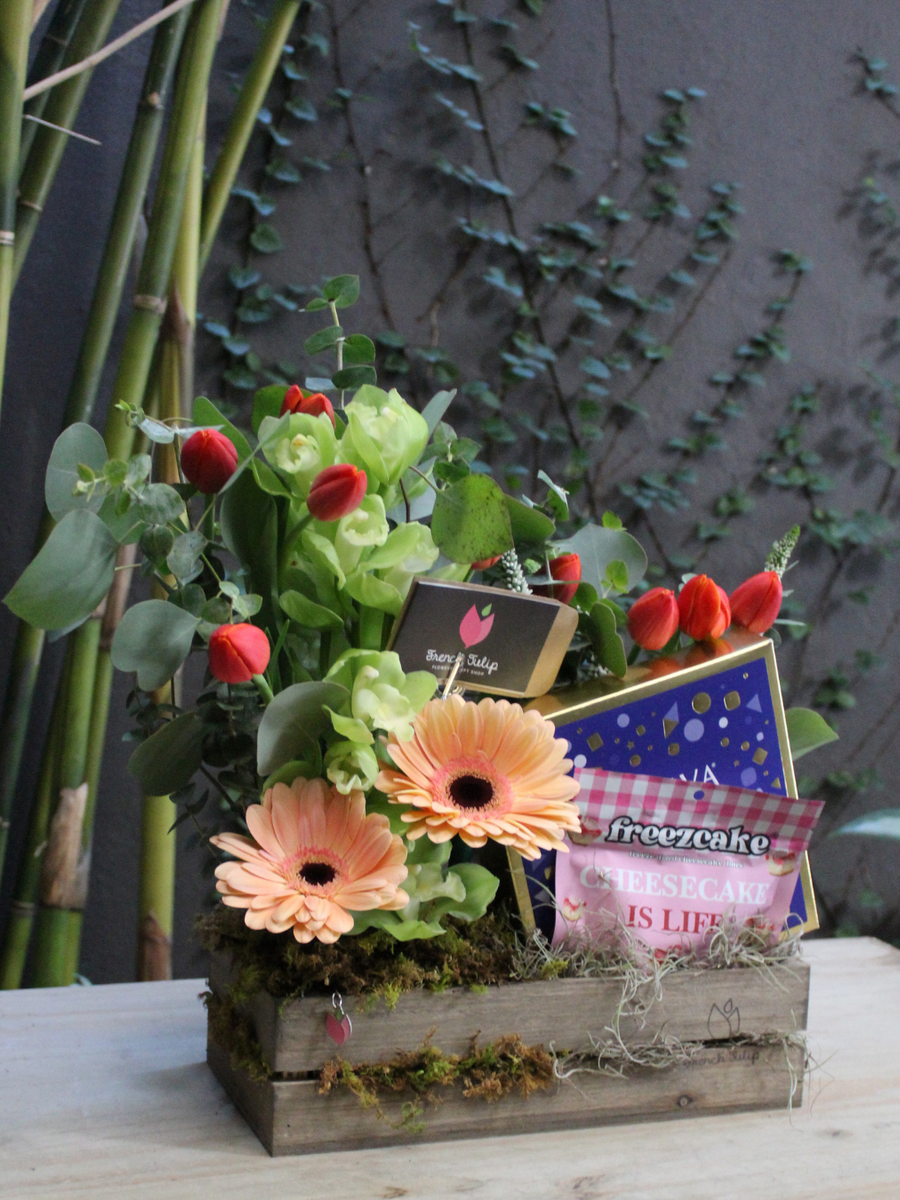 Floral Bliss w. Godiva and freeze-dried cheesecake bites – French Tulip